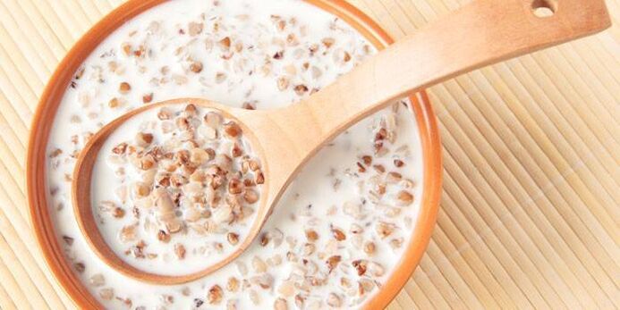 Te kai Buckwheat me te miraka